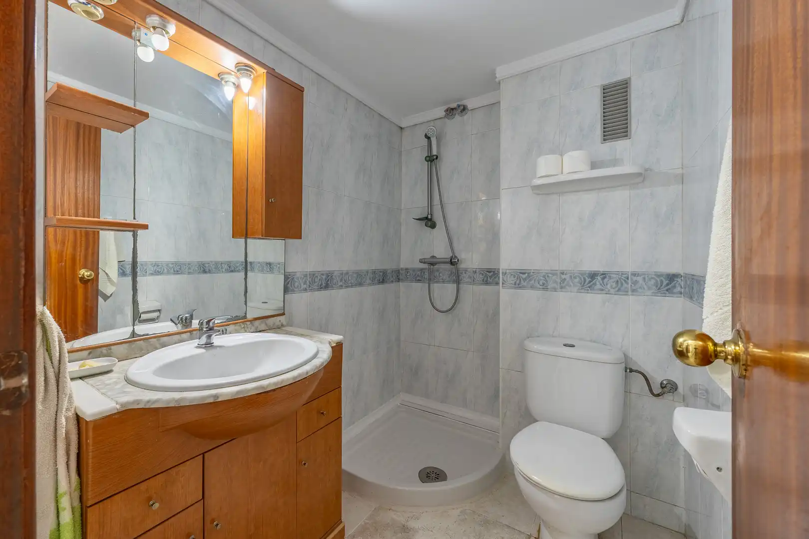 Baño de Piso en venta en Benidorm con Trastero y Amueblado