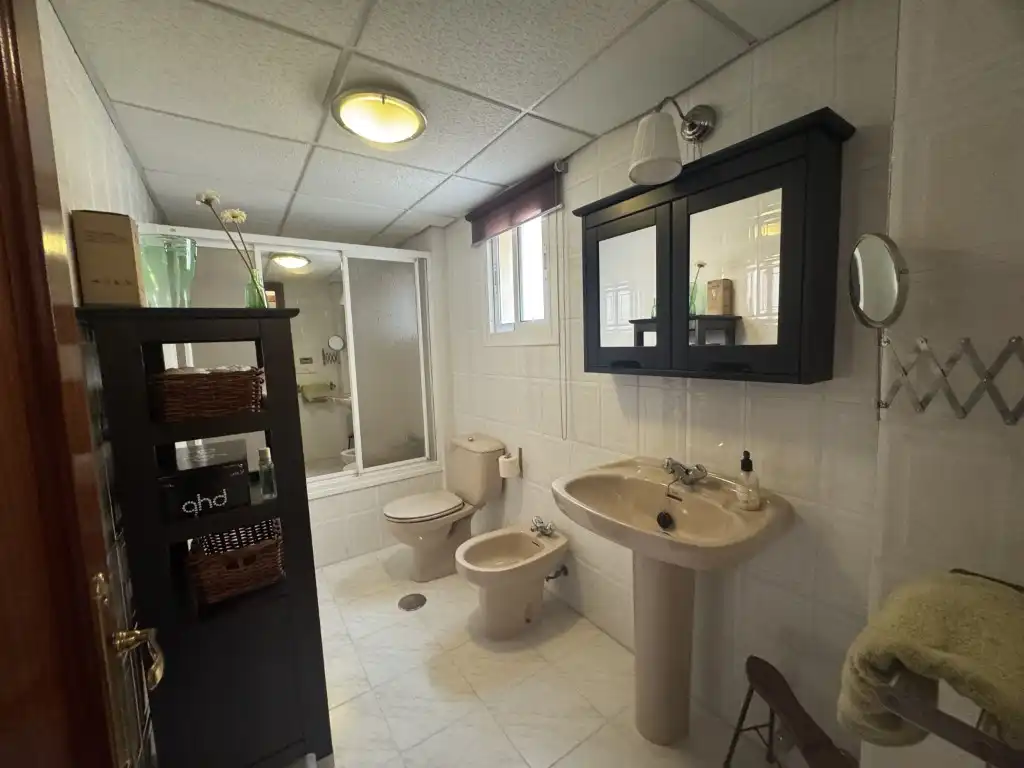 Badezimmer von Haus oder Chalet zum Verkauf in Algeciras mit Ofen und Waschmaschine