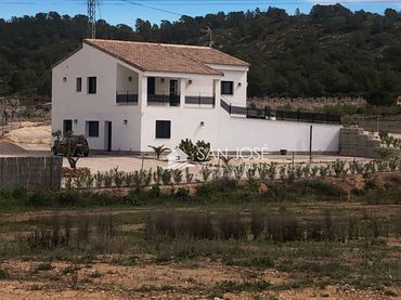 Xalet amb piscina en venda a El Pinós / Pinoso