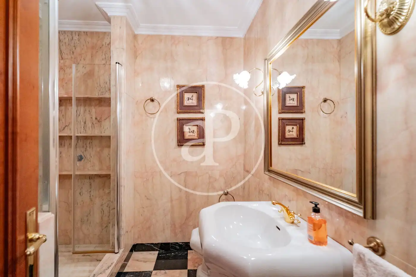 Baño de Piso de alquiler en Madrid con Aire acondicionado, Calefacción y Jardín privado
