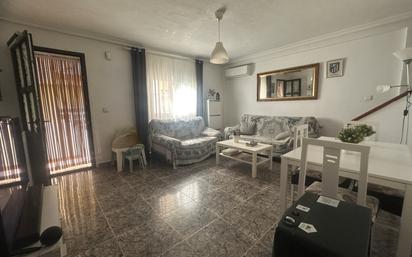 Sala d'estar de Casa adosada en venda en Los Alcázares amb Aire condicionat, Jardí privat i Terrassa