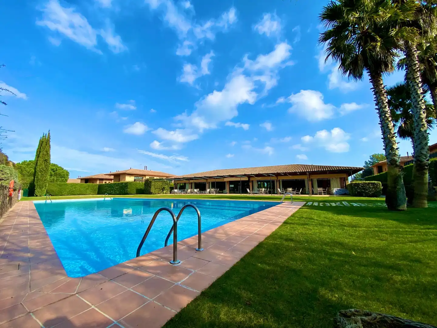 Piscina de Apartamento en venta en Navata con Aire acondicionado, Calefacción y Domótica