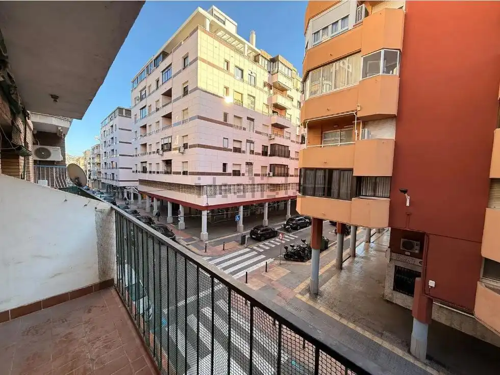 Vista exterior de Piso en venta en Benidorm con Terraza