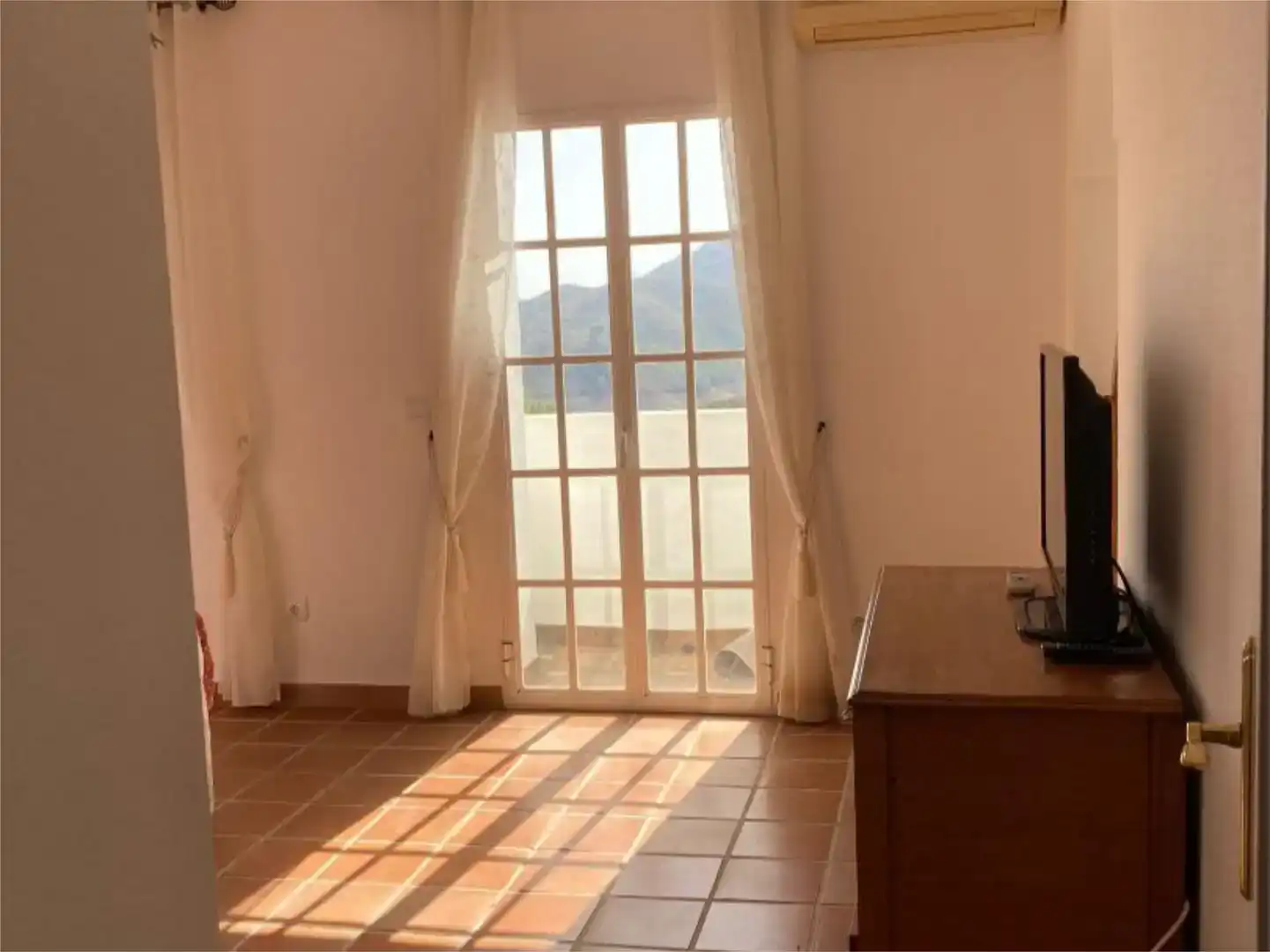 Dormitori de Casa adosada de lloguer en Istán amb Aire condicionat, Jardí privat i Piscina