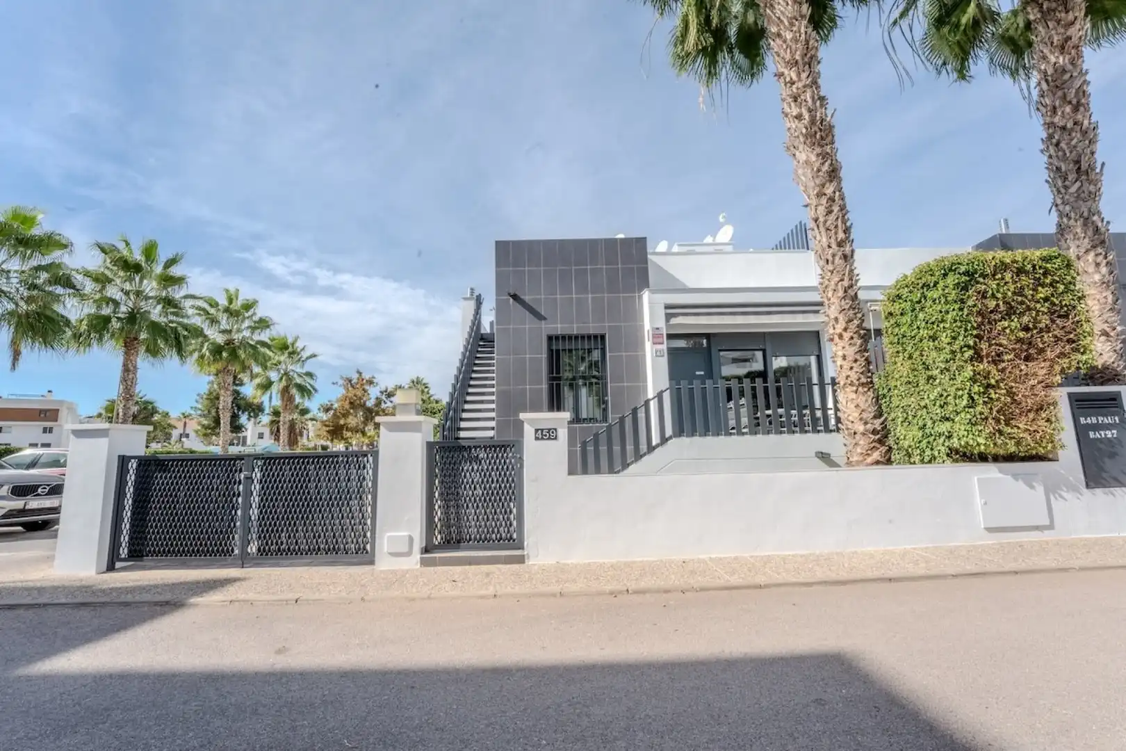 Vista exterior de Casa o xalet en venda en Orihuela amb Aire condicionat, Calefacció i Jardí privat