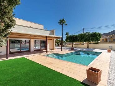 Casa con balcón en venta en Calle Trito