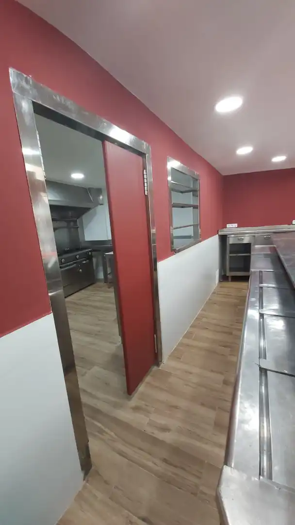 Cocina de Local en venta en Cerdanyola del Vallès con Aire acondicionado