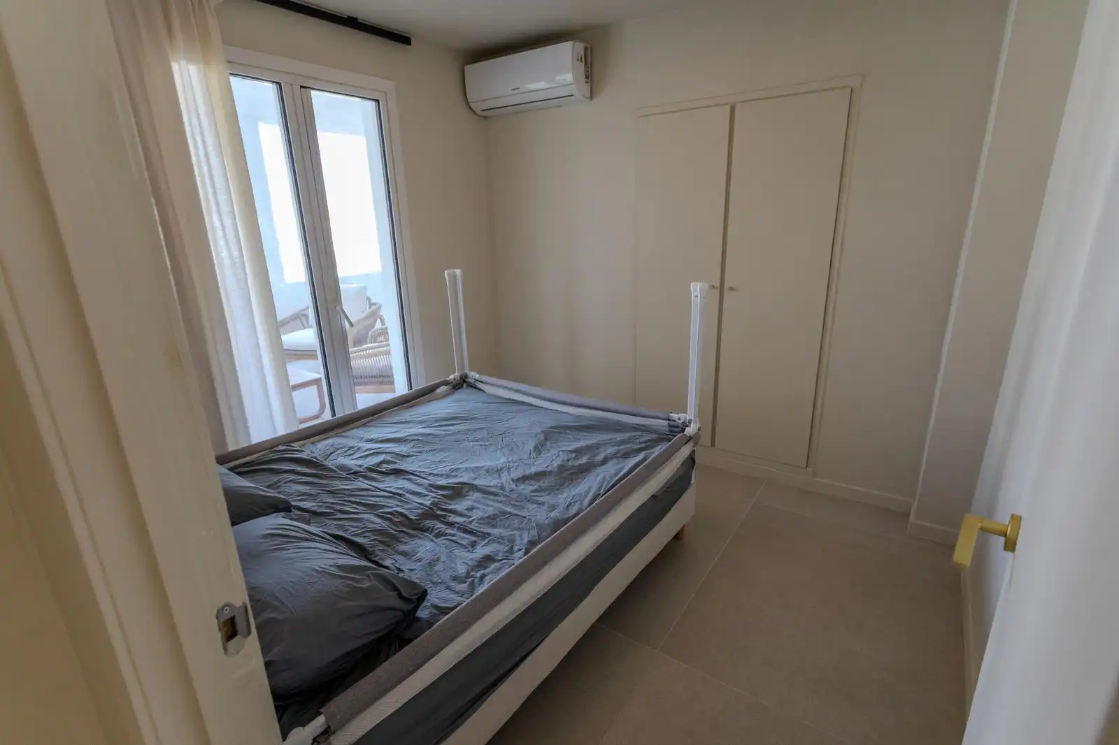 Habitación de Apartamento de alquiler en Estepona con Aire acondicionado, Terraza y Piscina