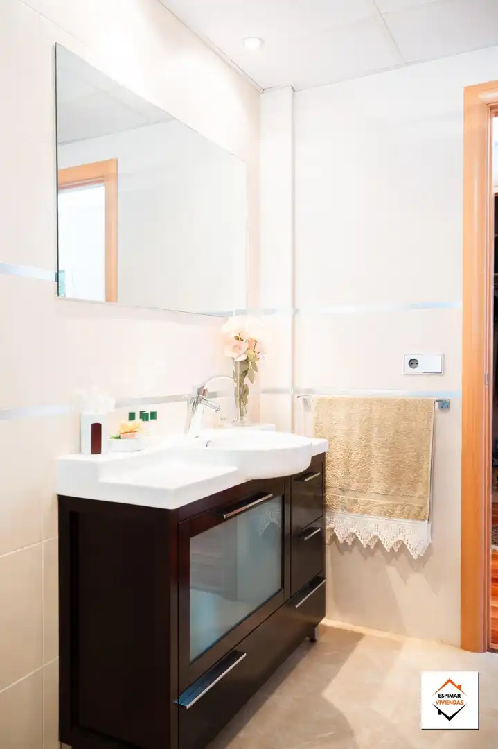 Badezimmer von Einfamilien-Reihenhaus zum Verkauf in Villanueva de Gállego mit Heizung, Privatgarten und Terrasse