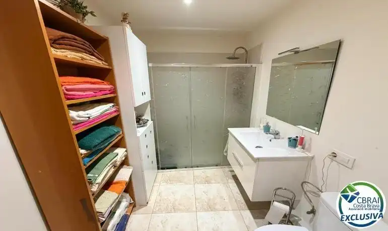 Bany de Apartament en venda en Roses amb Aire condicionat, Calefacció i Jardí privat