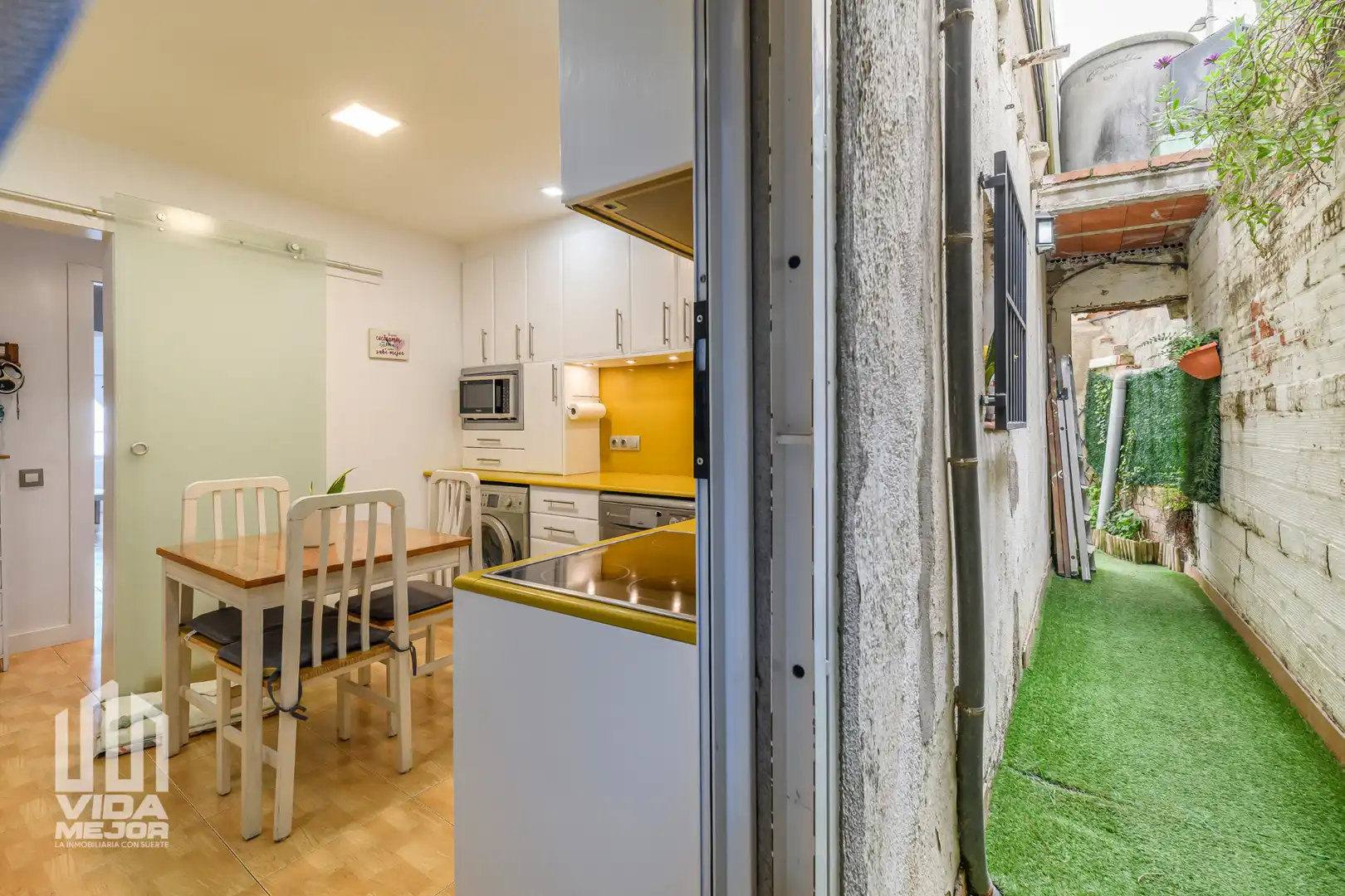Cuina de Planta baixa en venda en Sant Vicenç Dels Horts amb Terrassa
