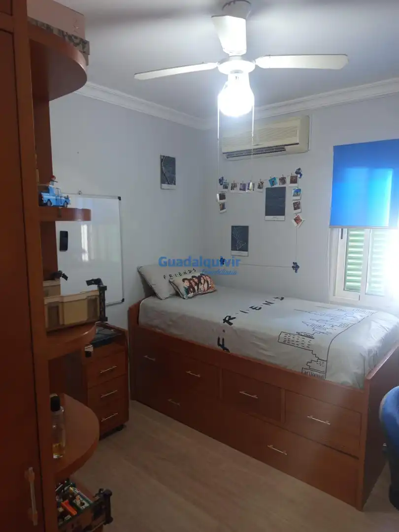 Habitación de Casa adosada en venta en Montequinto con Aire acondicionado, Jardín privado y Trastero