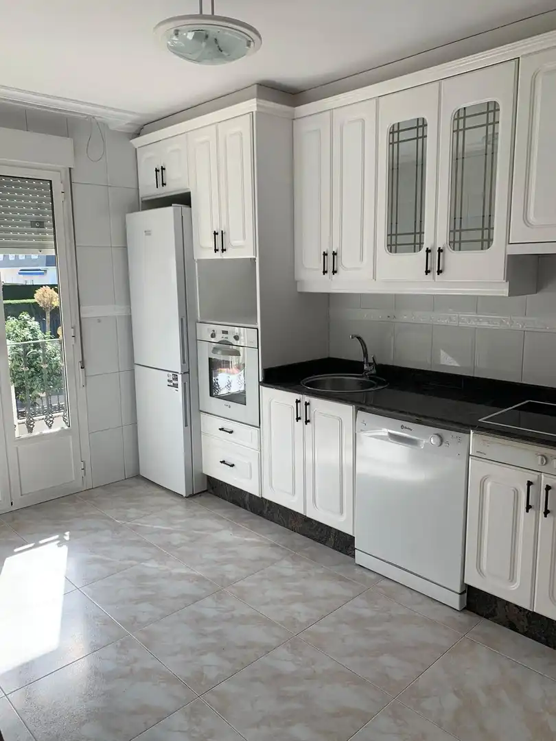 Cocina de Casa adosada en venta en Ponferrada con Calefacción, Jardín privado y Terraza