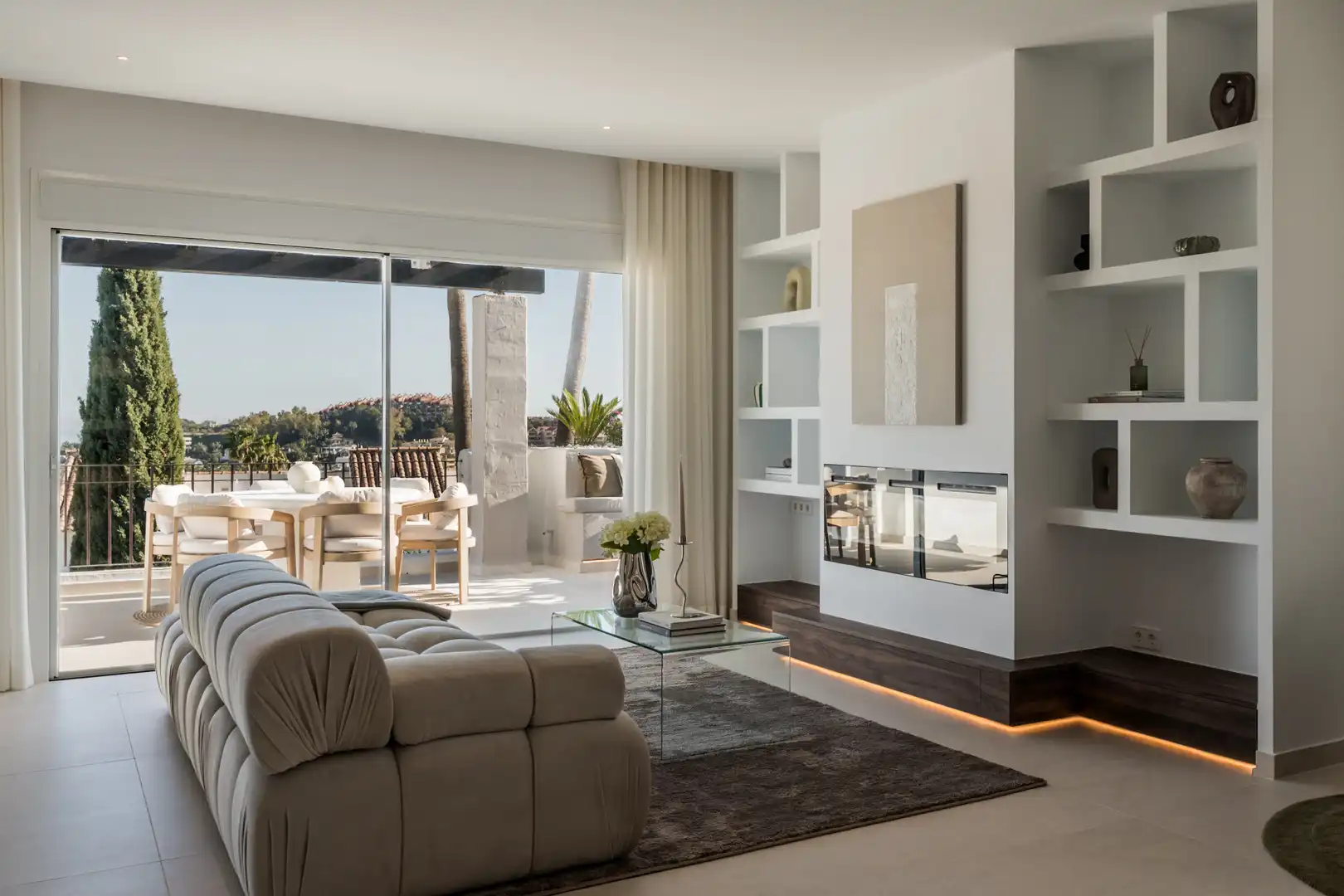 Sala de estar de Ático en venta en Marbella con Aire acondicionado, Terraza y Piscina