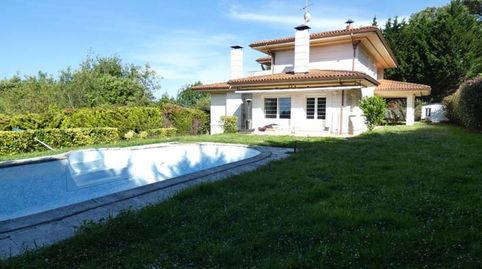 Venta de chalet individual con piscina en La Bilbaina