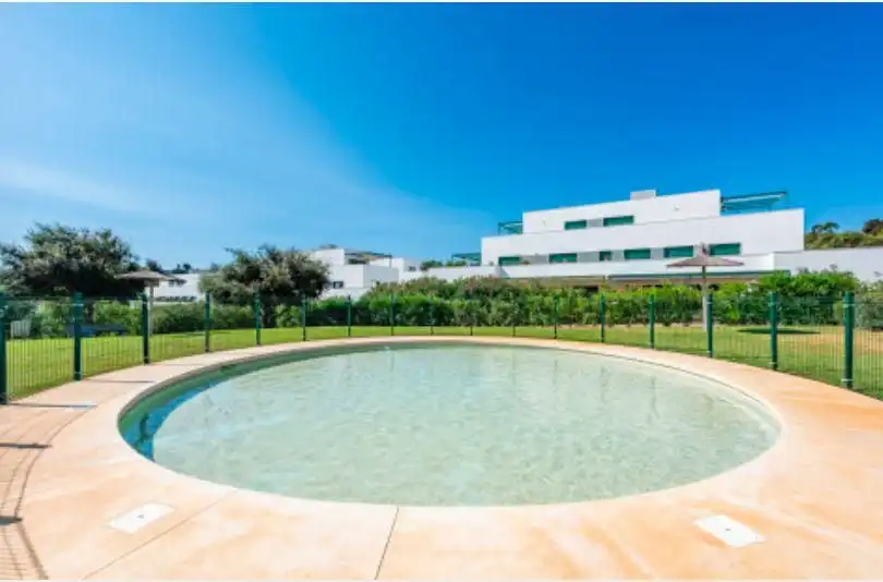 Schwimmbecken von Wohnungen zur Miete in Sotogrande mit Klimaanlage, Heizung und Terrasse