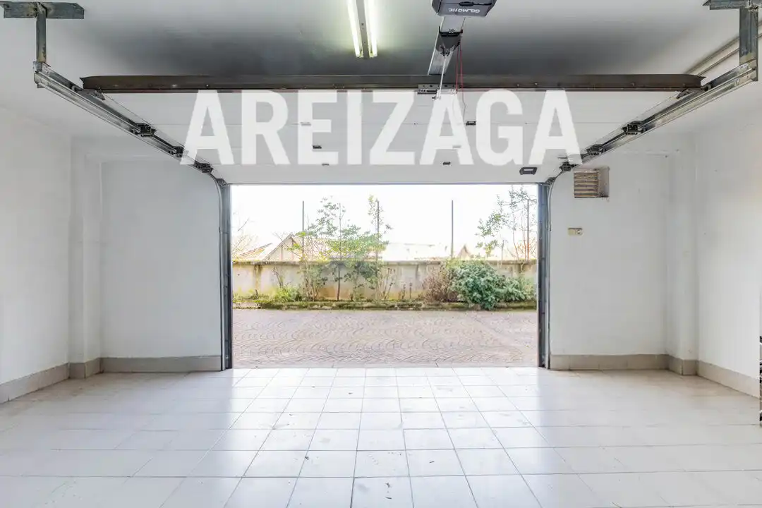 Aparcament de Casa o xalet en venda en Donostia - San Sebastián  amb Calefacció, Jardí privat i Terrassa