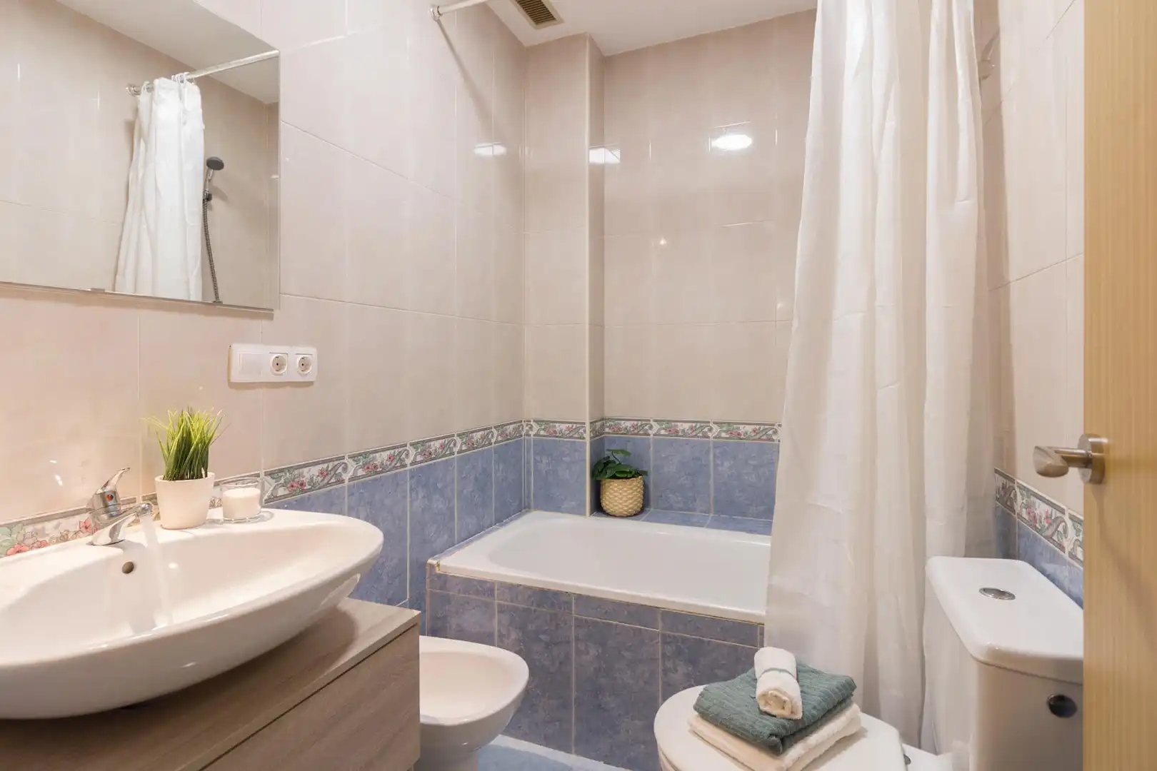 Bathroom of Flat for sale in Coria del Río  with Air Conditioner, Heating and Terrace