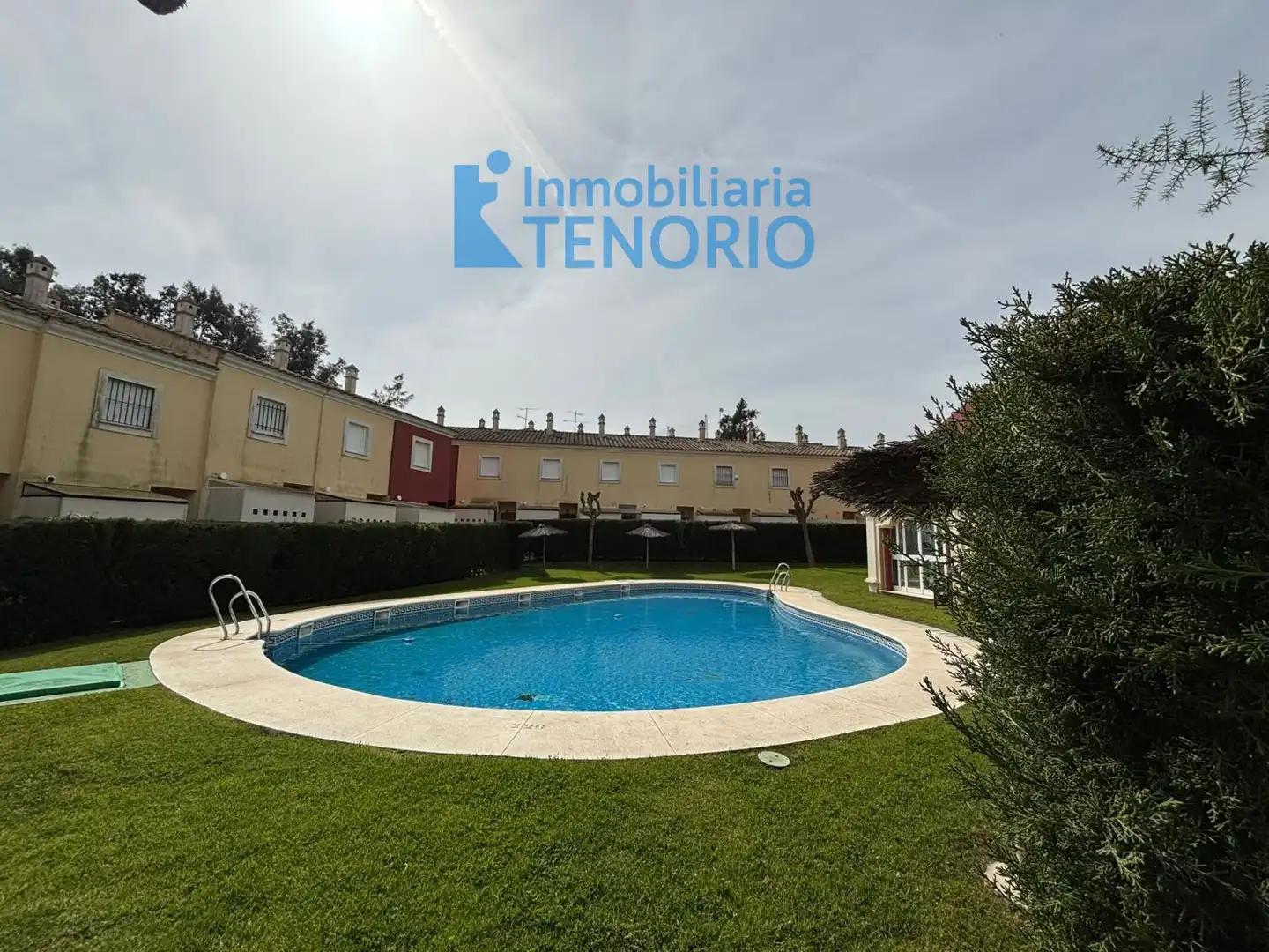 Piscina de Casa adosada en venta en Islantilla con Terraza, Trastero y Piscina comunitaria