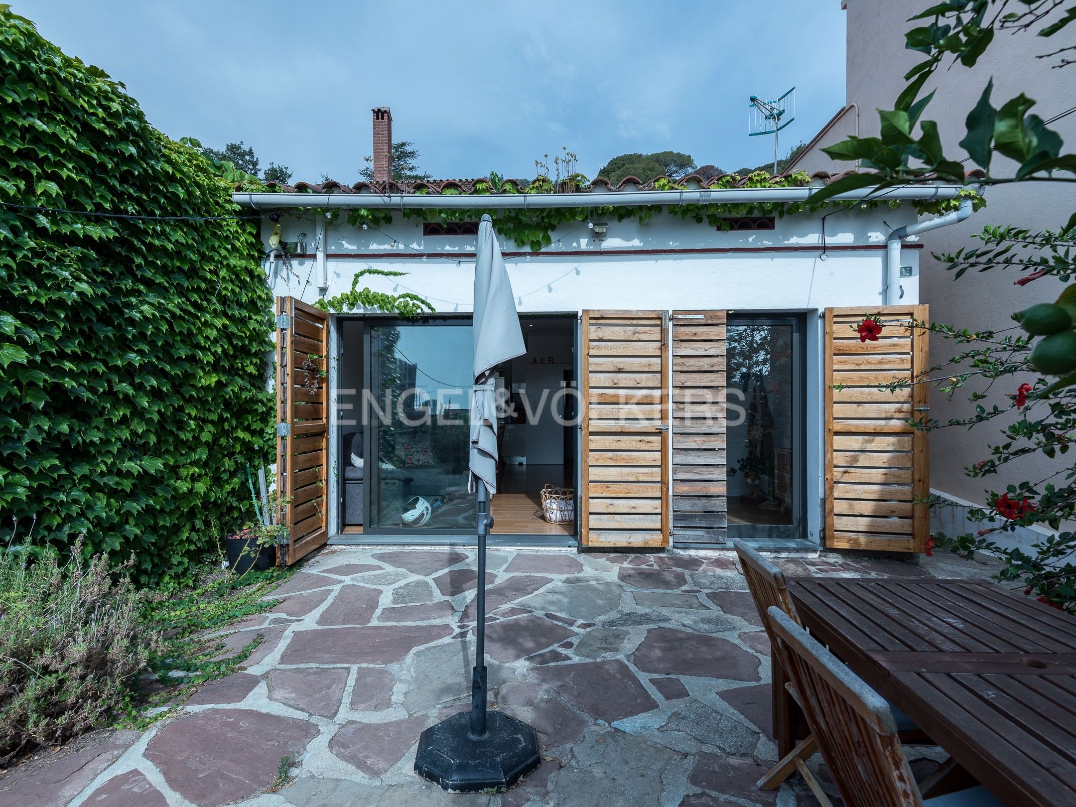 Vista exterior de Casa o xalet en venda en Premià de Dalt amb Calefacció, Jardí privat i Parquet