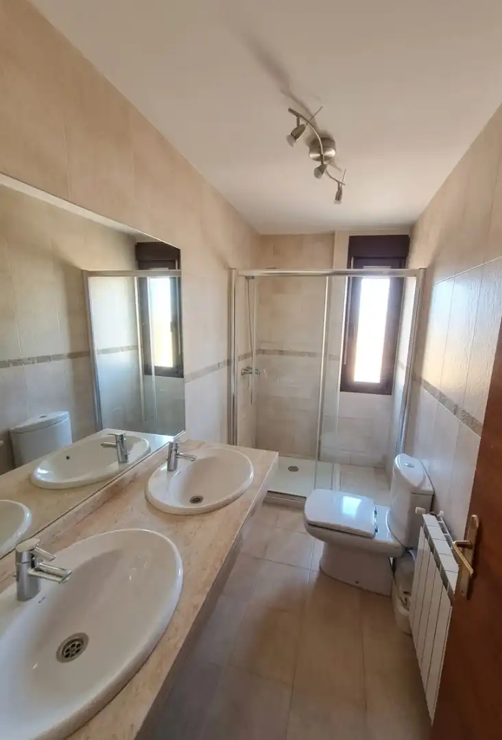Baño de Casa adosada en venta en Ciudad Real con Aire acondicionado, Calefacción y Jardín privado
