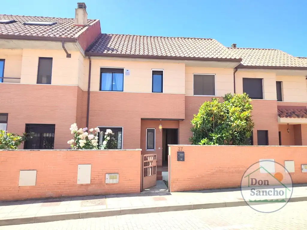 Vista exterior de Casa adosada en venta en Viana de Cega con Calefacción, Jardín privado y Terraza