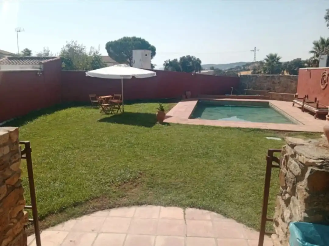 Piscina de Casa adosada en venda en El Castillo de las Guardas amb Jardí privat i Piscina