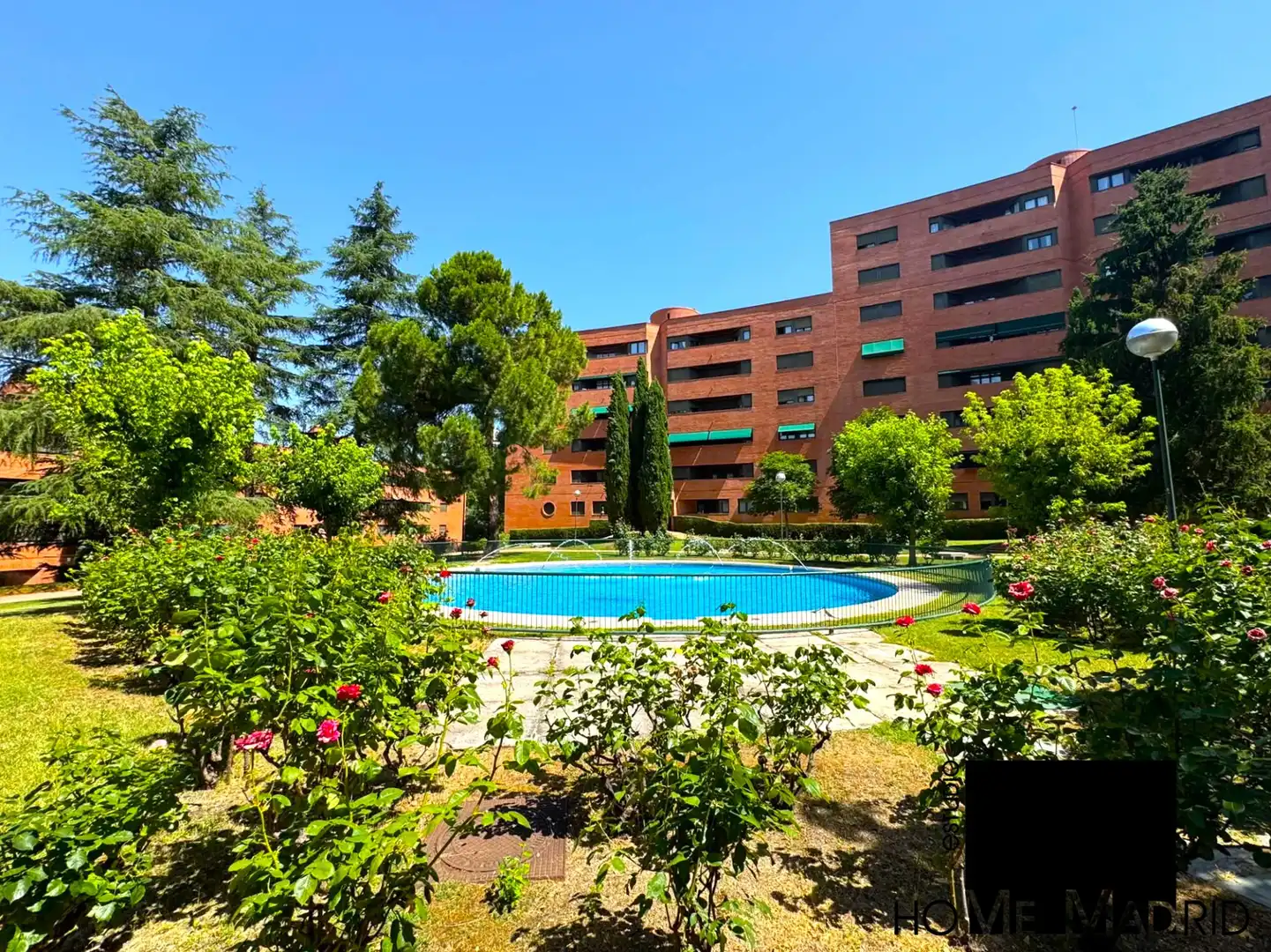 Piscina de Piso en venta en Madrid con Aire acondicionado, Calefacción y Jardín privado