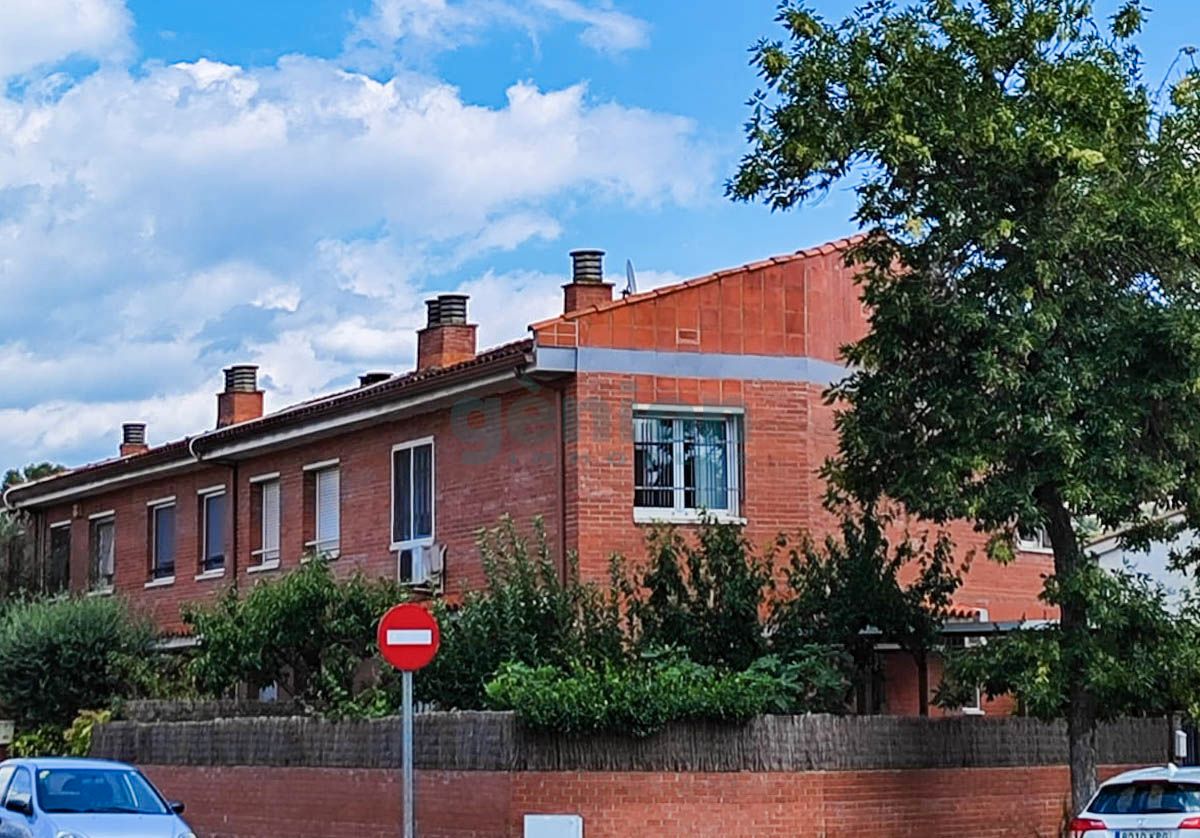Vista exterior de Casa adosada en venda en Girona Capital amb Aire condicionat, Calefacció i Jardí privat