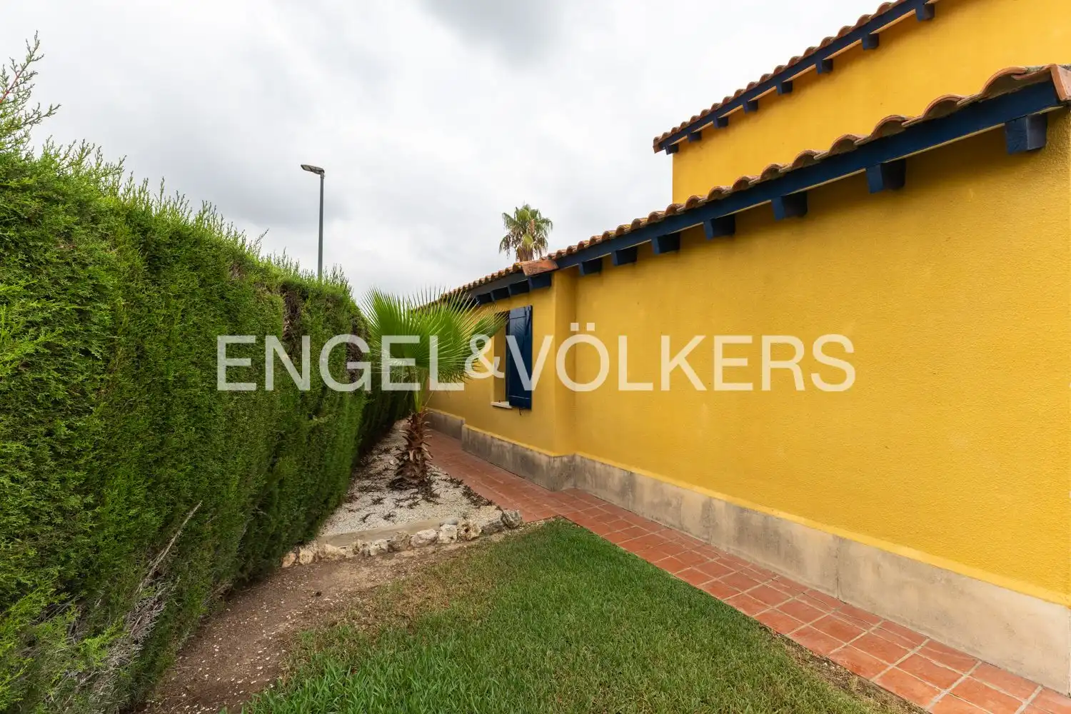 Vista exterior de Casa o xalet en venda en Riba-roja de Túria amb Aire condicionat, Calefacció i Jardí privat