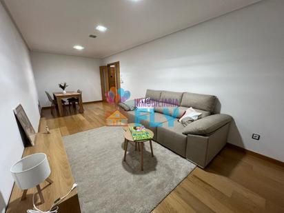 Sala d'estar de Apartament de lloguer en Ourense Capital  amb Calefacció, Parquet i Traster