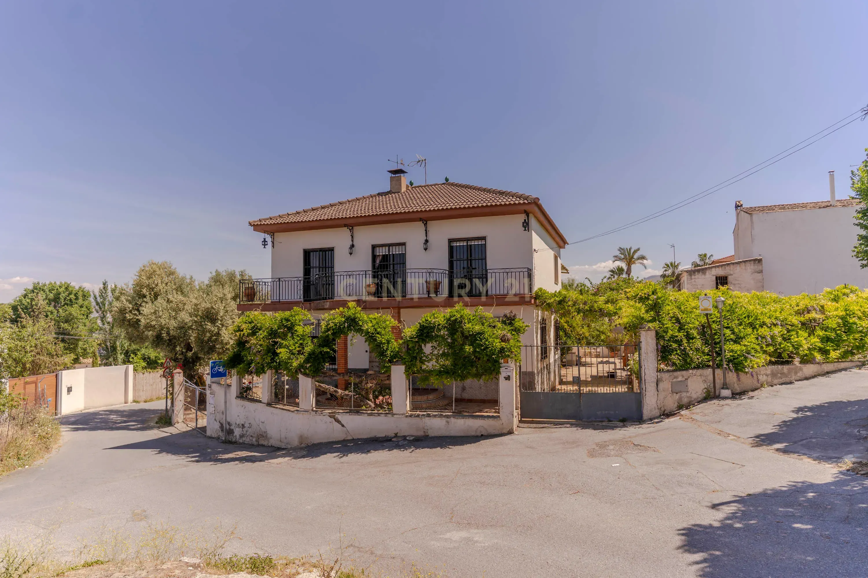 Vista exterior de Casa o xalet en venda en La Zubia amb Traster, Piscina i Balcó