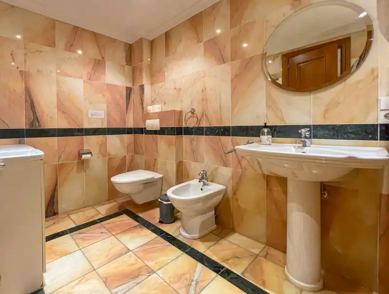 Bany de Casa o xalet de lloguer en Marbella amb Aire condicionat, Jardí privat i Terrassa