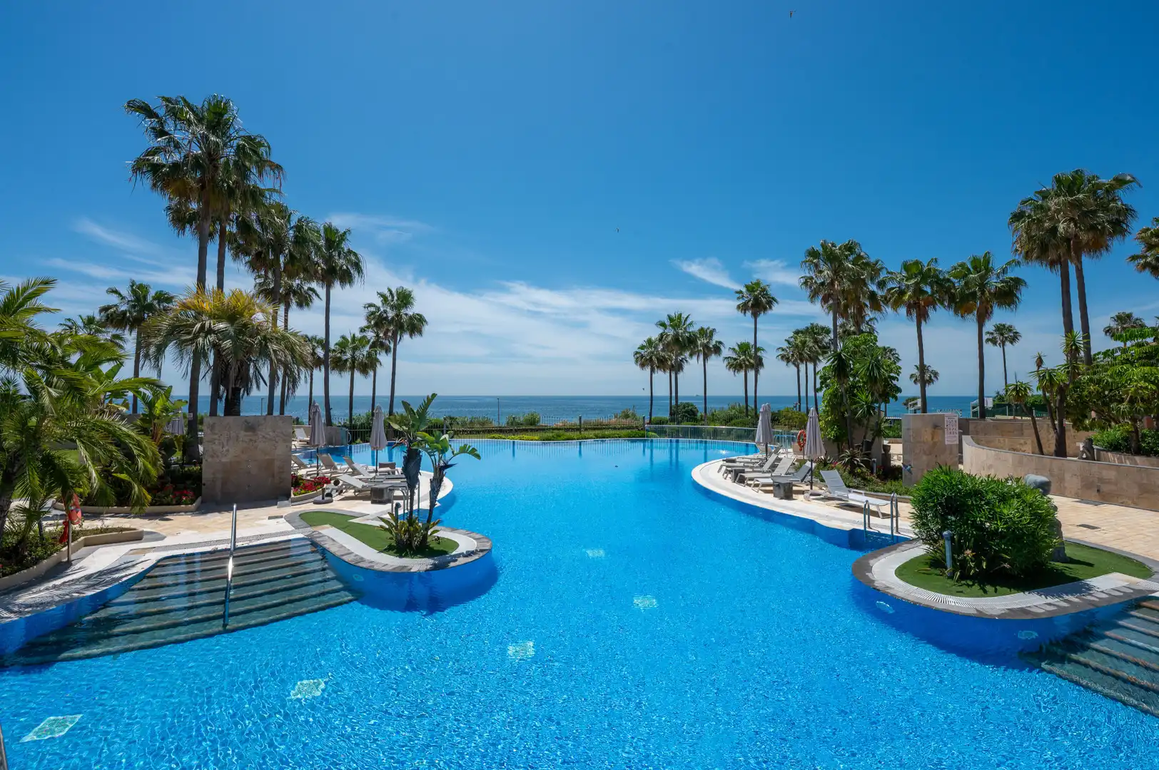 Piscina de Apartamento de alquiler en Estepona con Aire acondicionado, Terraza y Piscina