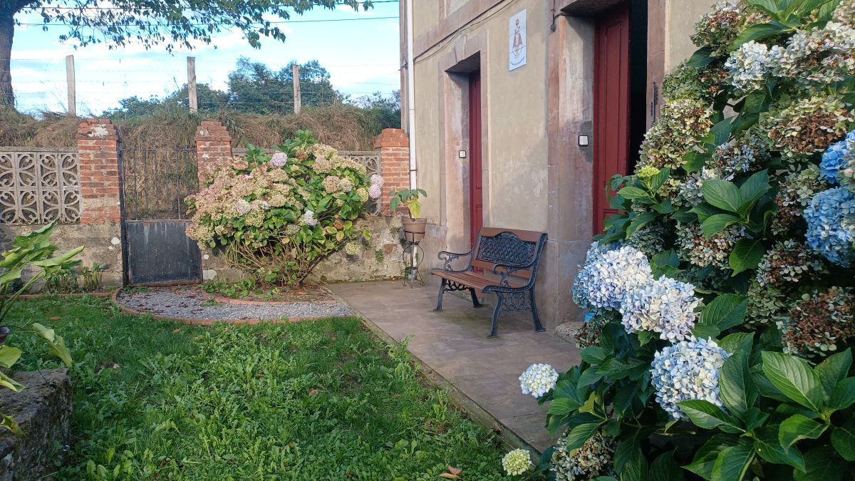 Jardí de Casa o xalet en venda en Siero amb Parquet