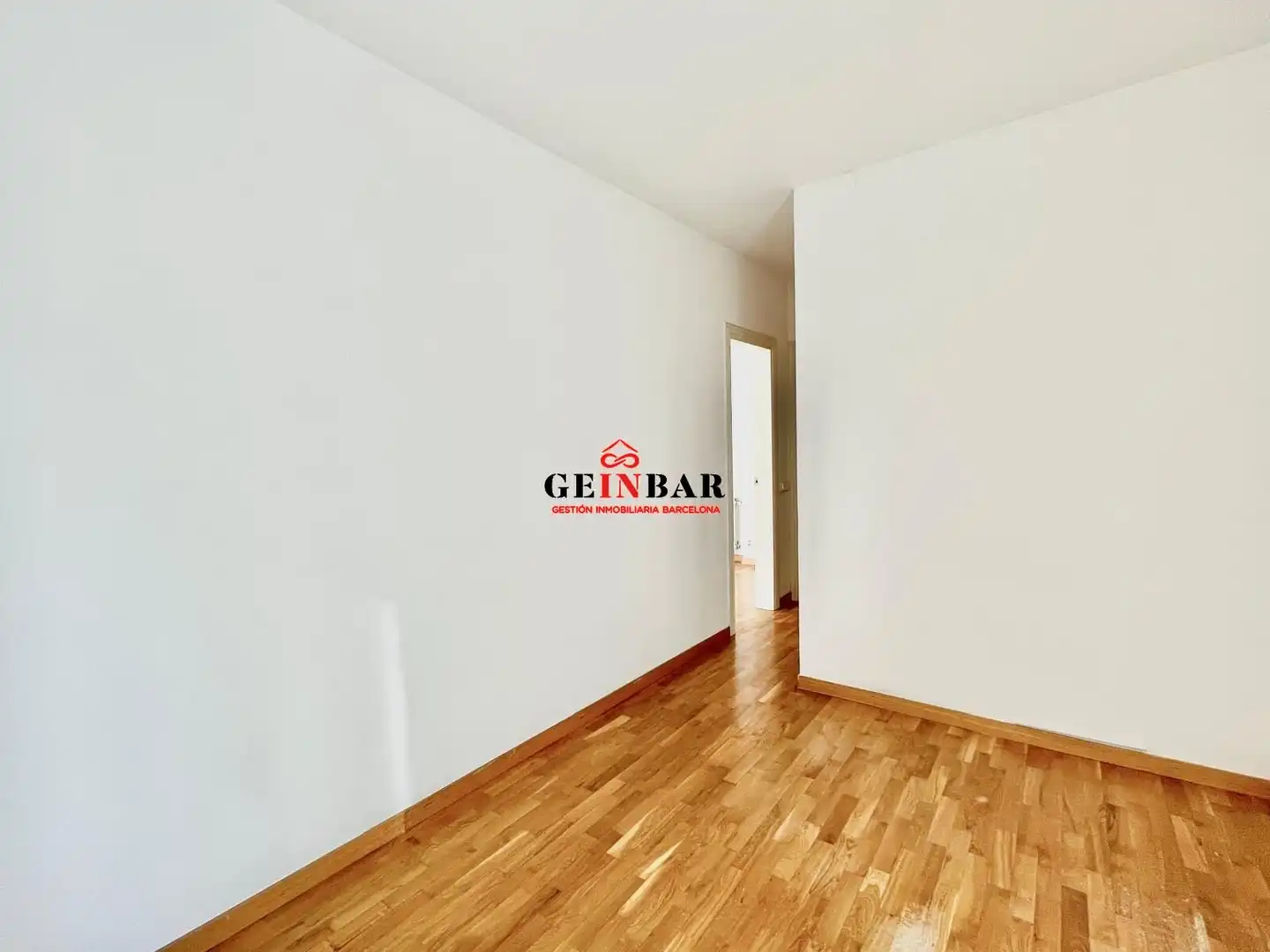 Piso en venta en Barcelona con Calefacción y Parquet