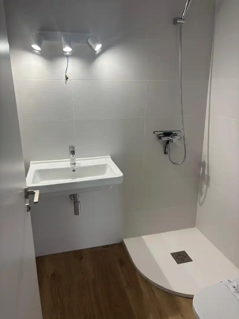 Baño de Piso de alquiler en Quart de Poblet con Aire acondicionado, Calefacción y Trastero