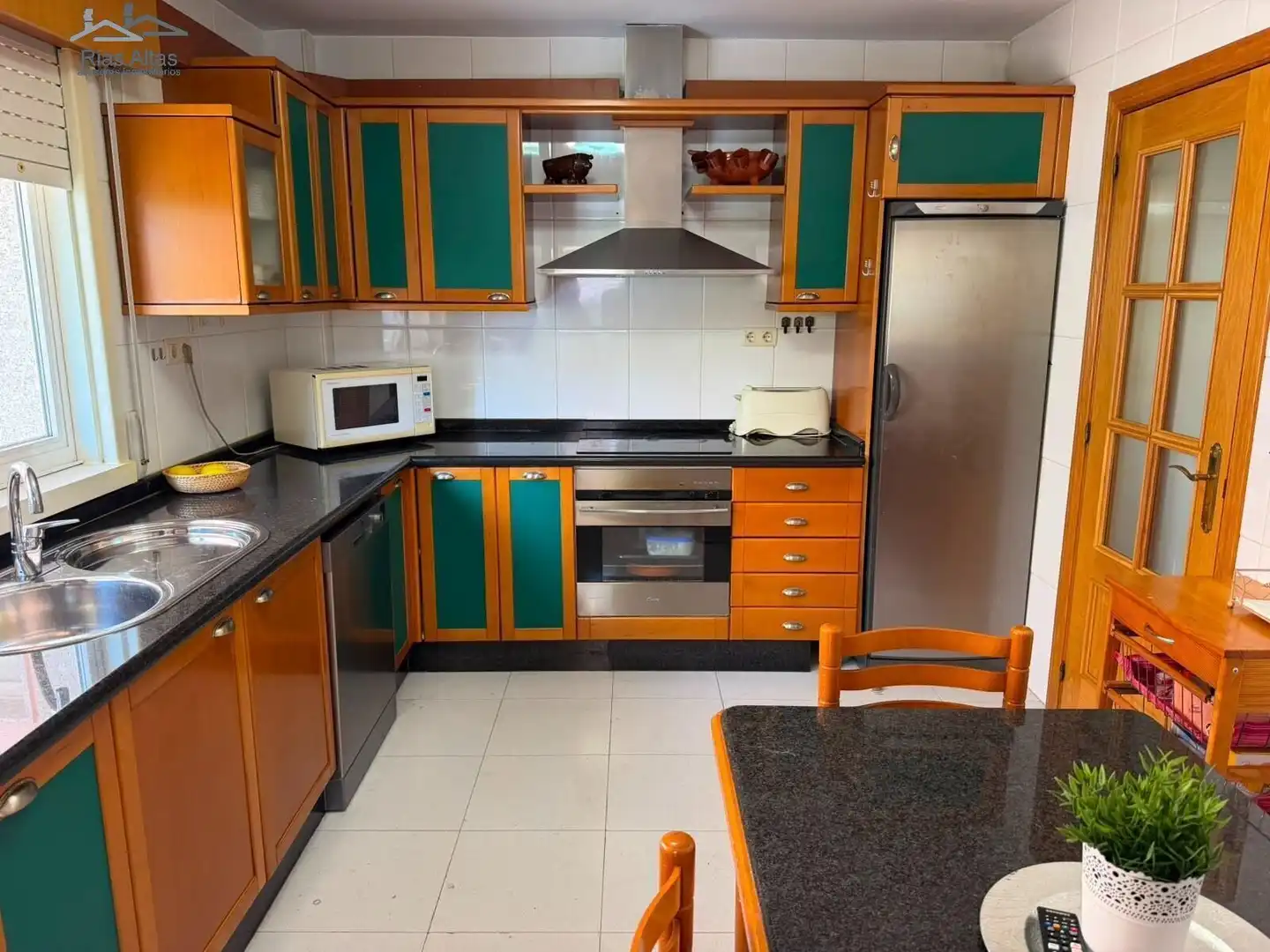 Cocina de Casa o chalet en venta en Oleiros con Calefacción, Jardín privado y Trastero