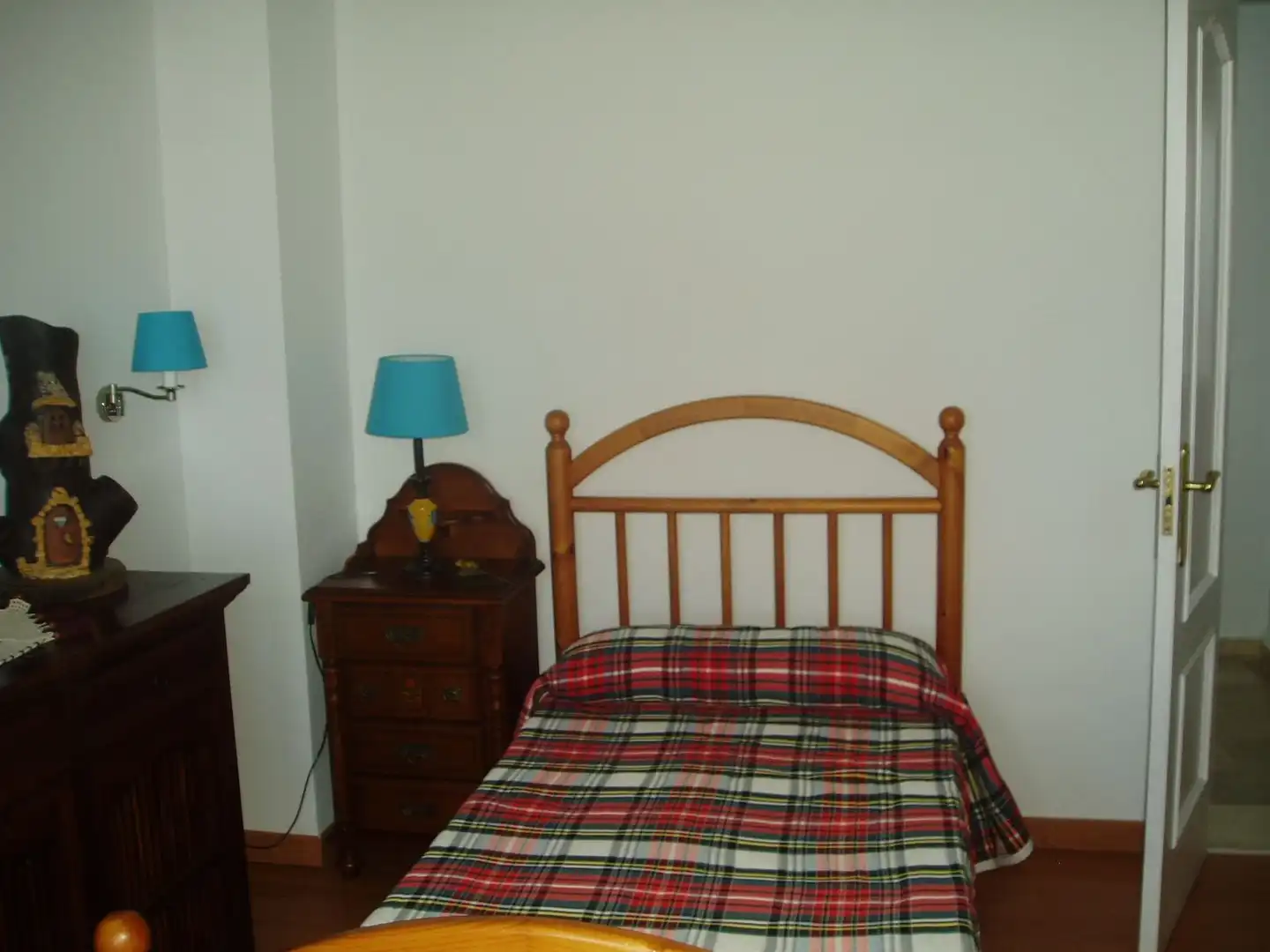 Dormitori de Casa adosada en venda en Estepona amb Aire condicionat, Terrassa i TV