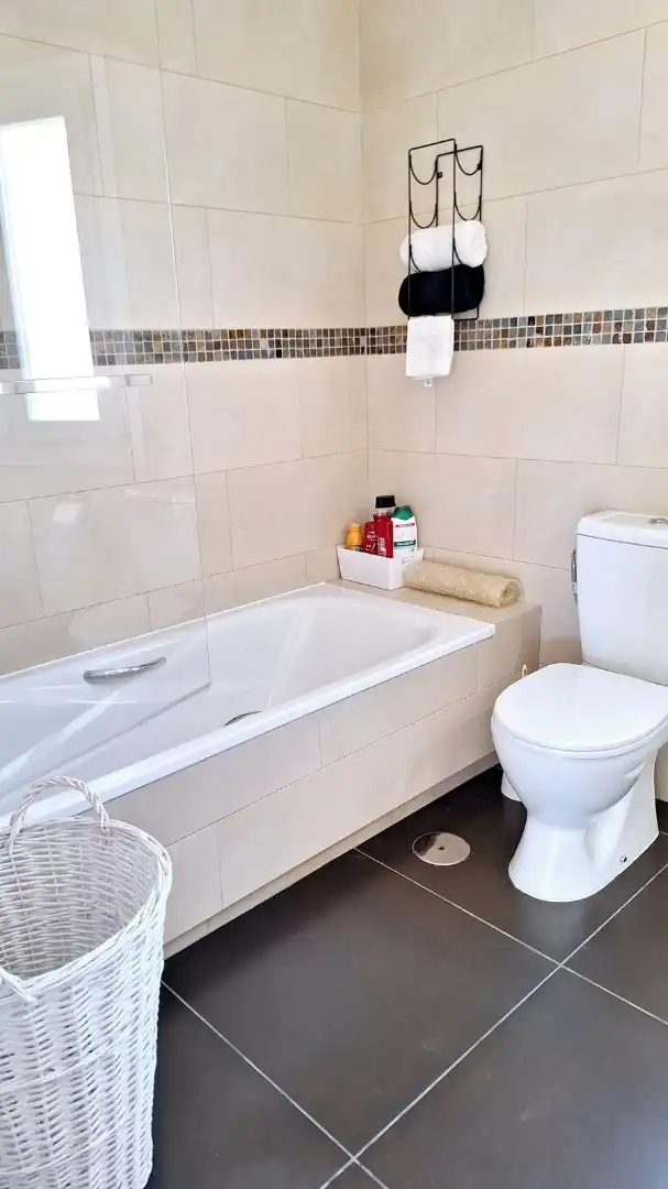 Baño de Casa adosada en venta en Manilva con Aire acondicionado, Terraza y TV