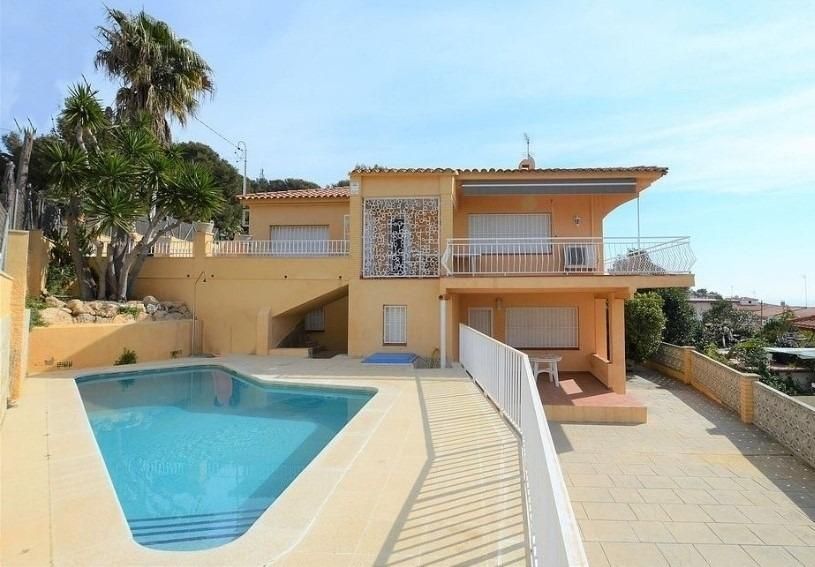 Vista exterior de Casa o xalet en venda en Calafell amb Aire condicionat, Calefacció i Jardí privat