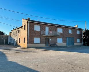 Vista exterior de Casa o xalet en venda en Villabáñez amb Jardí privat, Traster i Moblat
