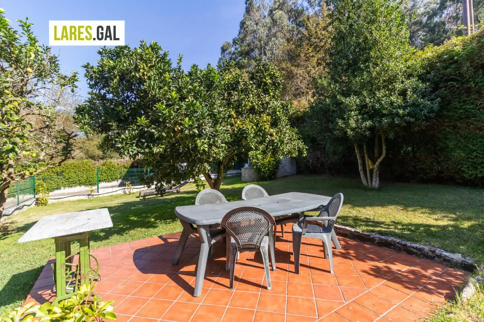 Jardí de Casa o xalet en venda en Cangas  amb Calefacció, Terrassa i Traster