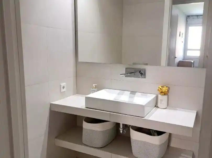 Bany de Pis en venda en  Madrid Capital amb Aire condicionat i Piscina