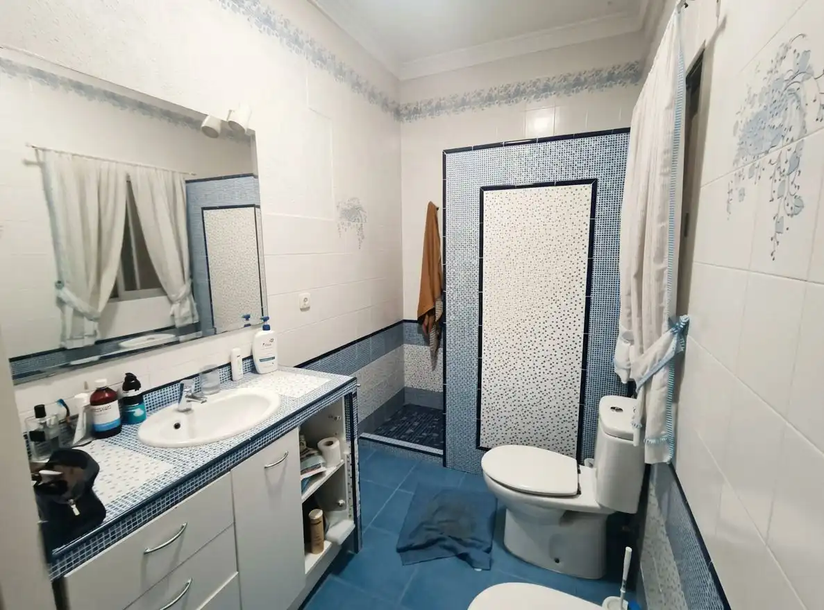Baño de Casa adosada en venta en Benacazón con Aire acondicionado y Amueblado