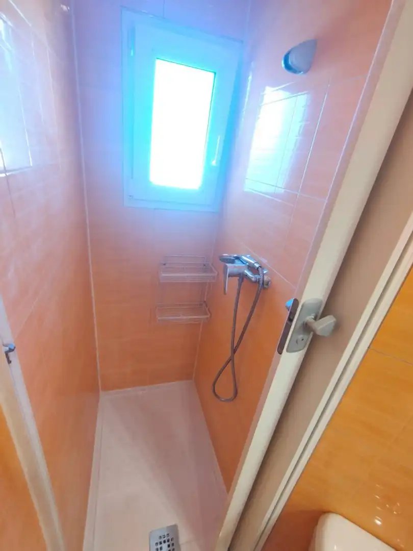 Badezimmer von Wohnung zur untervermieten in Madrid mit Heizung, Terrasse und Möbliert