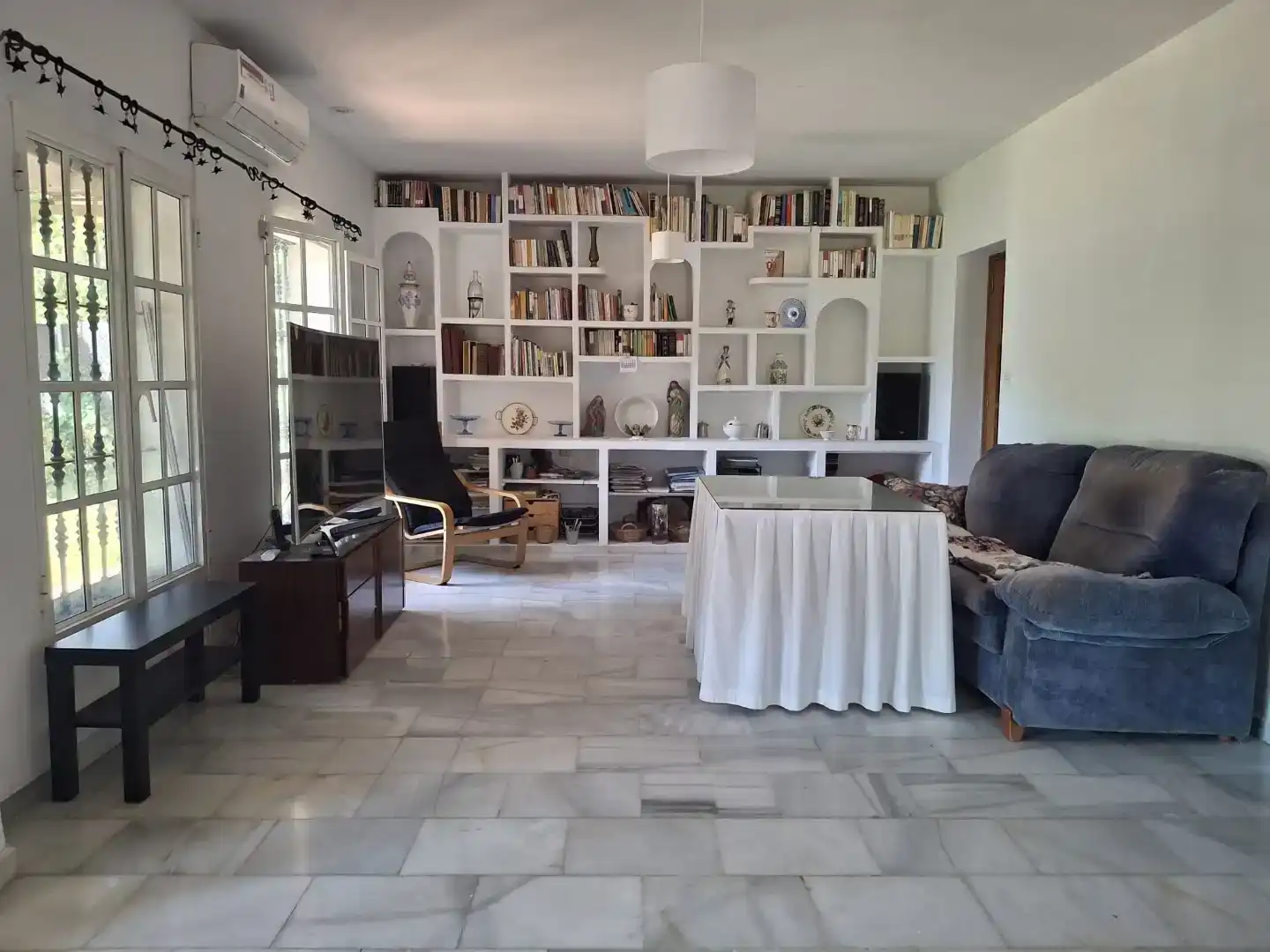 Sala d'estar de Casa adosada en venda en  Sevilla Capital amb Aire condicionat i Piscina