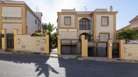 ESPECTACULAR VIVIENDA PAREADA CON JARDÍN, TERRAZA 360º Y GARAJE EN ZONA RESIDENCIAL CÉNTRICA DE MOTRIL
