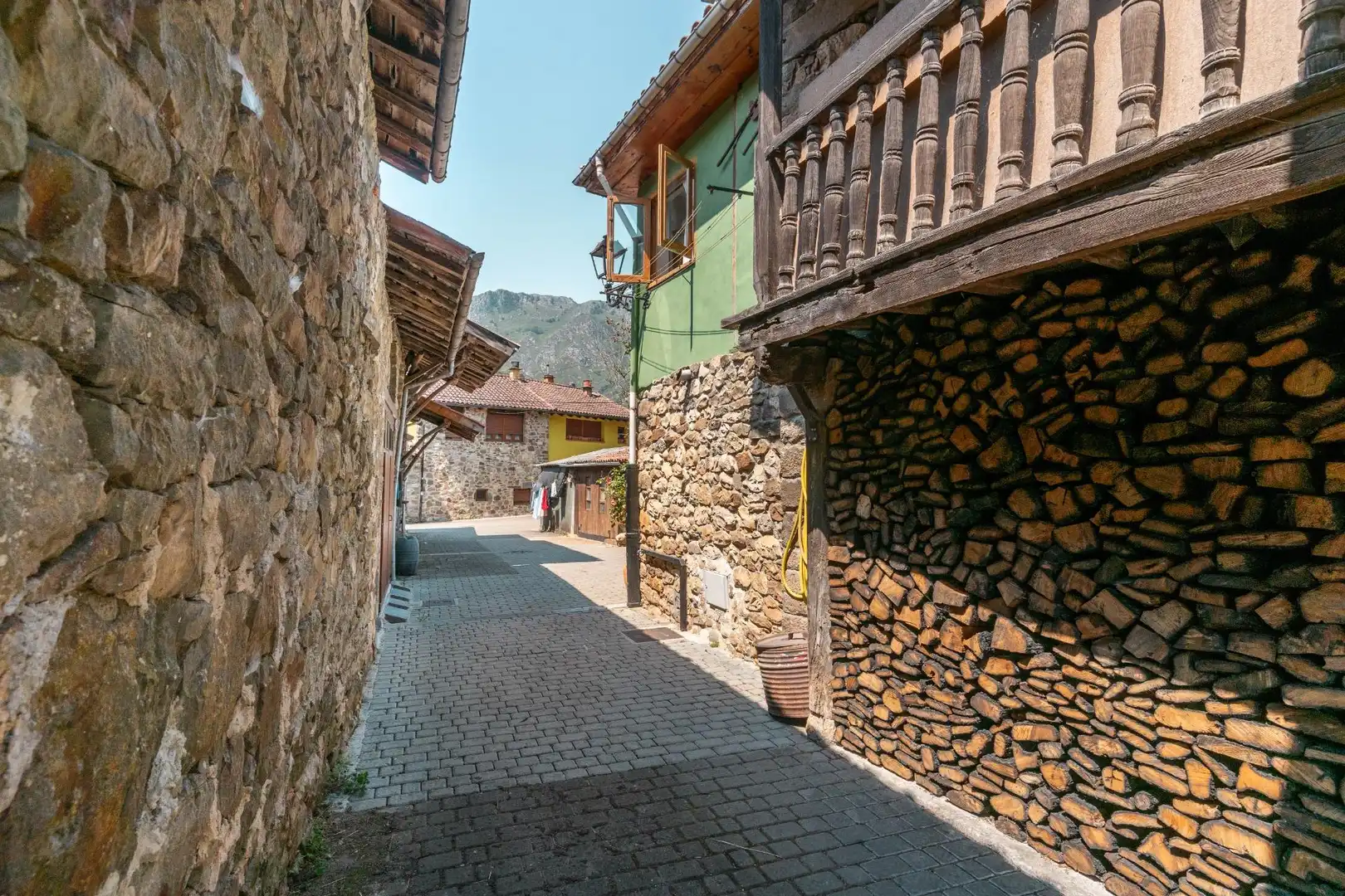 Vista exterior de Casa o xalet en venda en Sobrescobio amb Balcó