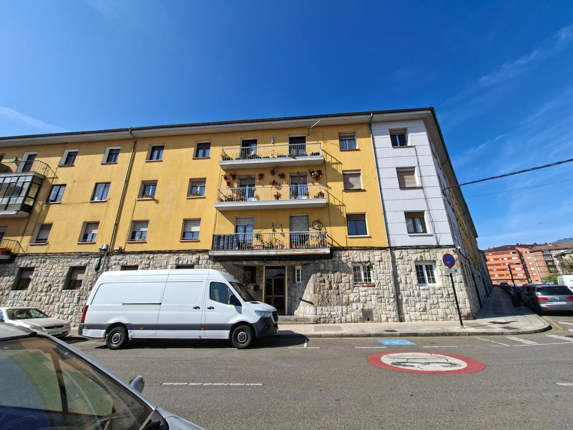 Exterior view of Planta baja for sale in Oviedo 